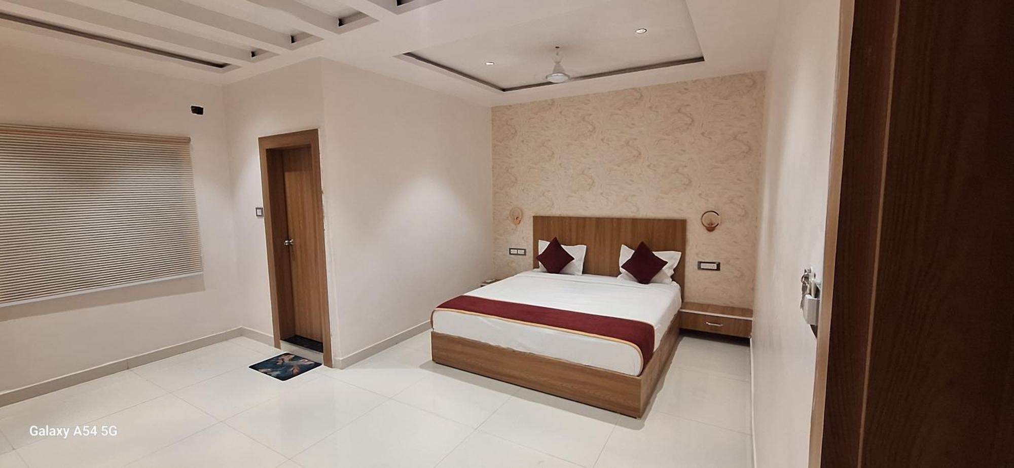 The Golden Palm Khajuraho Hotel Екстериор снимка