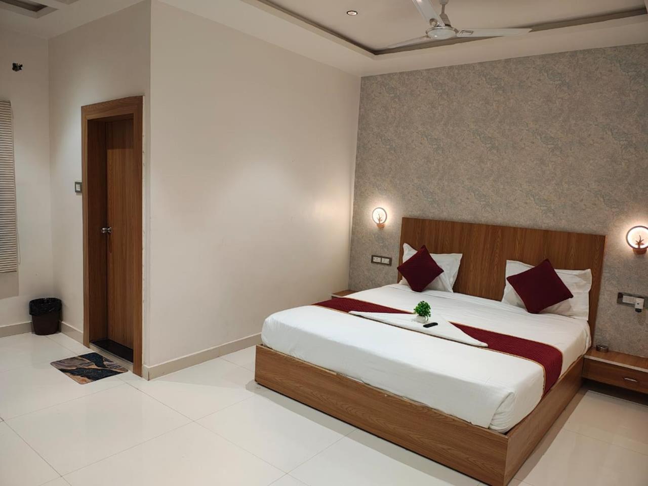 The Golden Palm Khajuraho Hotel Екстериор снимка