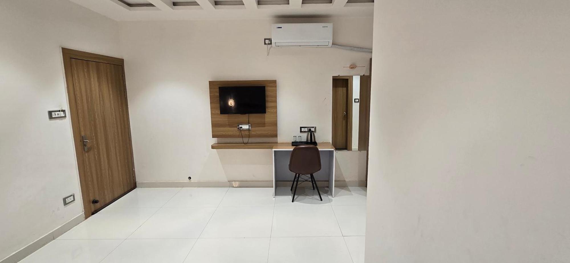 The Golden Palm Khajuraho Hotel Екстериор снимка