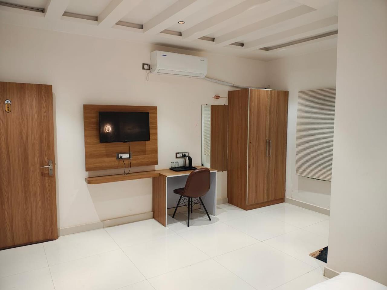 The Golden Palm Khajuraho Hotel Екстериор снимка
