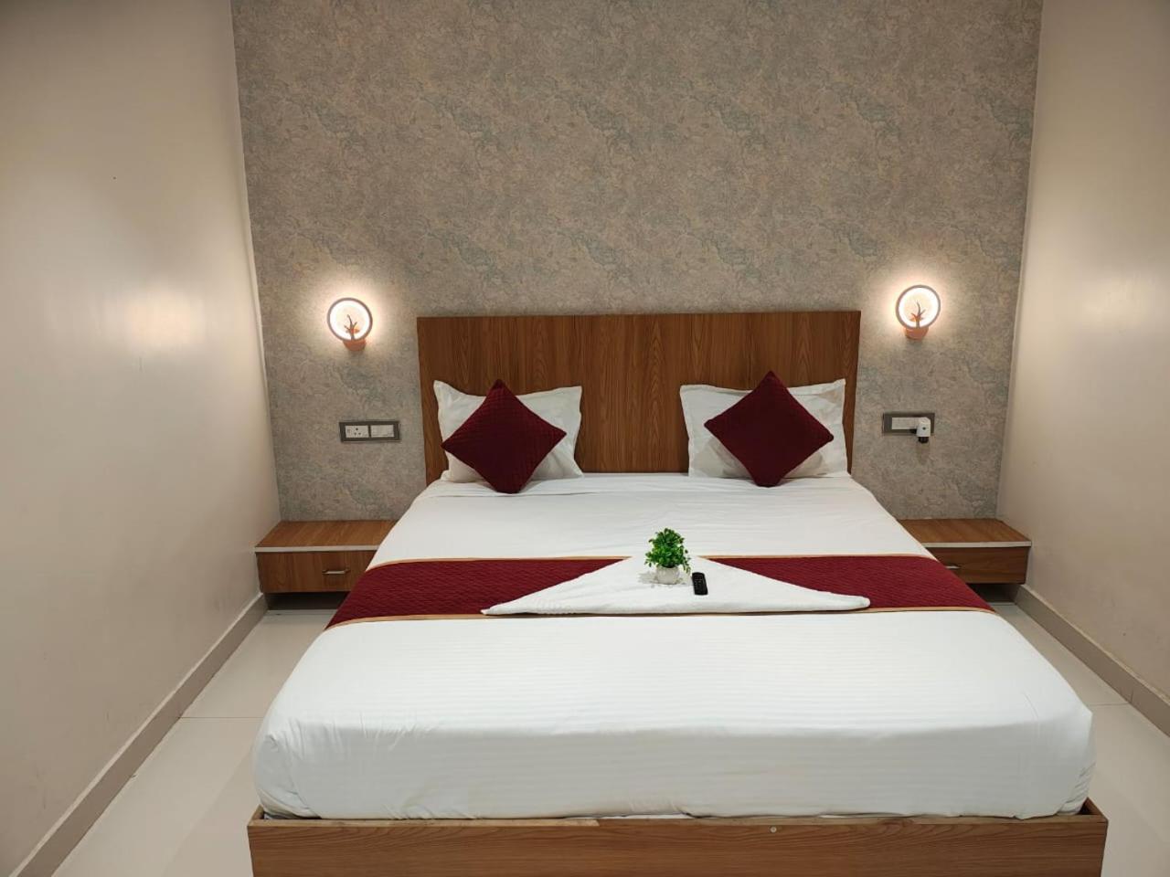 The Golden Palm Khajuraho Hotel Екстериор снимка