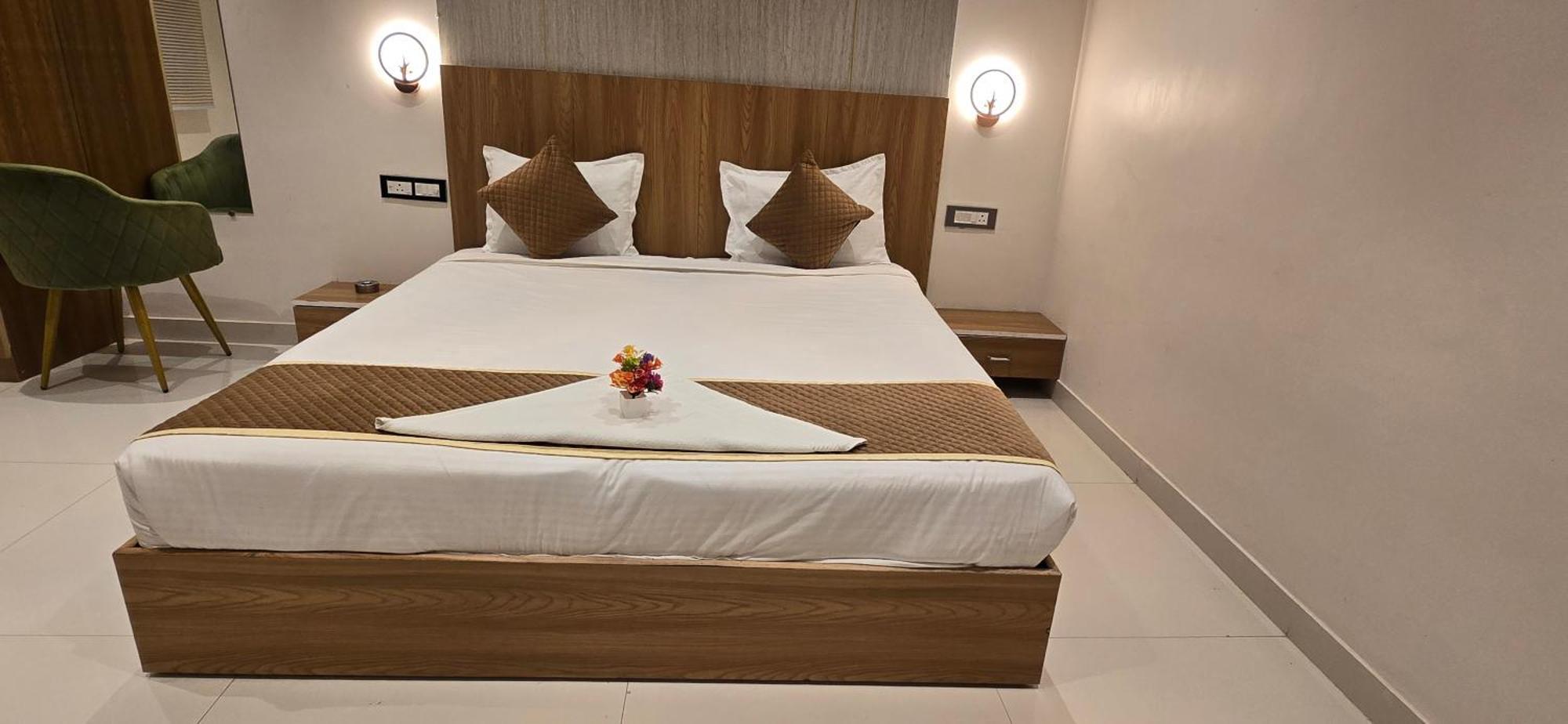 The Golden Palm Khajuraho Hotel Екстериор снимка