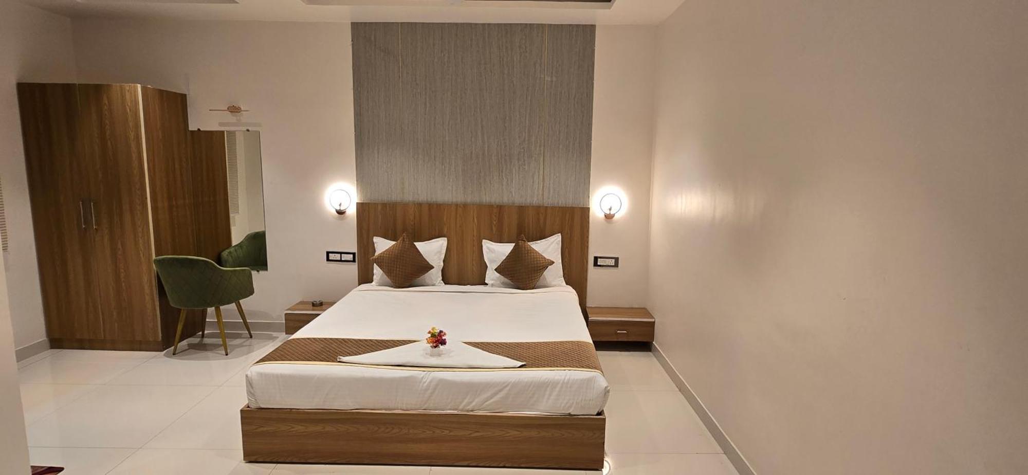 The Golden Palm Khajuraho Hotel Екстериор снимка
