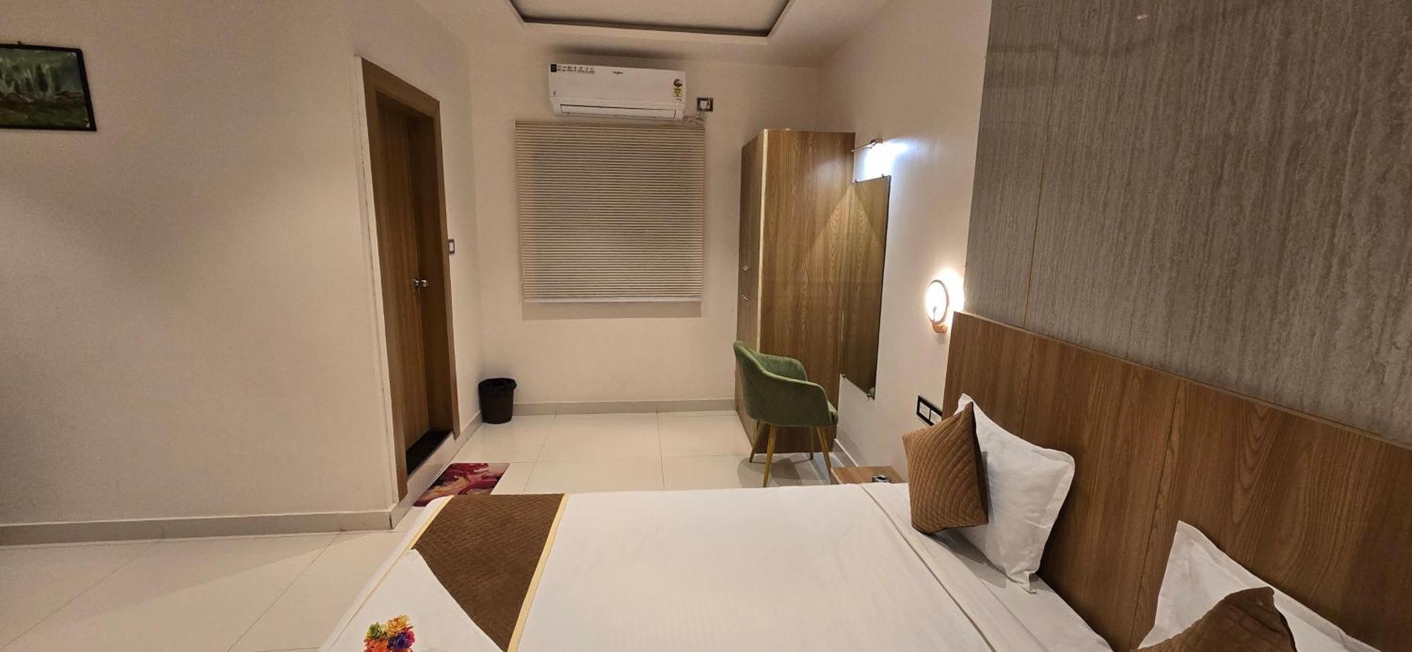 The Golden Palm Khajuraho Hotel Екстериор снимка